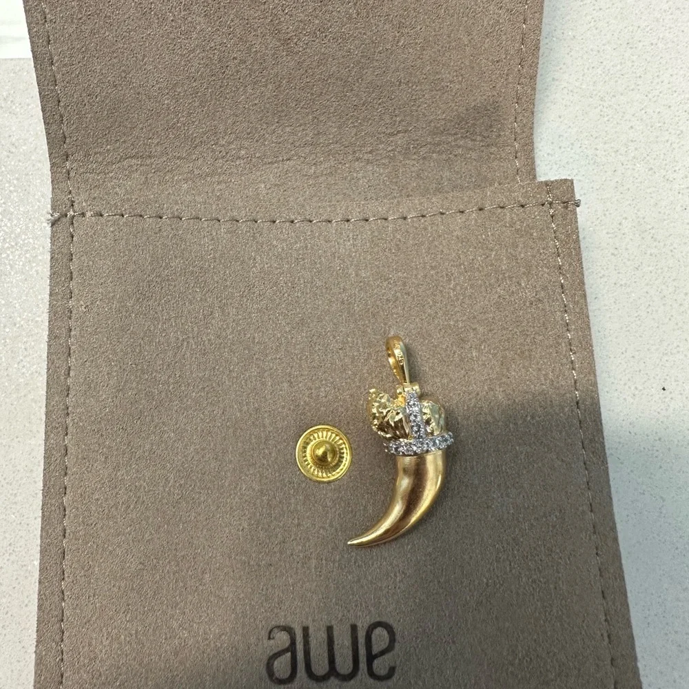 New awe inspired Gold She-Wolf Claw Amulet Pendant topaz - Picture 4 of 4